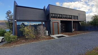 Amazing Unique Five-Star Waterfront Retreat