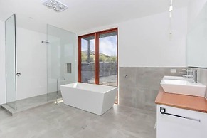 Amazing Unique Five-Star Waterfront Retreat