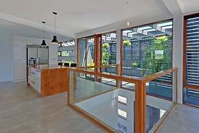 Amazing Unique Five-Star Waterfront Retreat