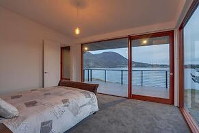 Amazing Unique Five-Star Waterfront Retreat