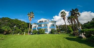 Beachside Whitehouse