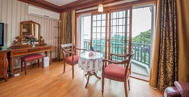 Beachside Whitehouse