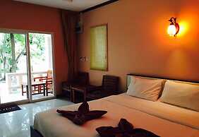 Ao Thong Beach Bungalows & Restaurant