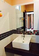 Ao Thong Beach Bungalows & Restaurant