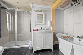 Edge of the Avalon Inn