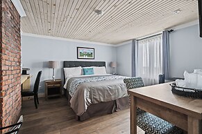 Edge of the Avalon Inn