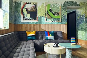 Drake Devonshire and Motor Inn