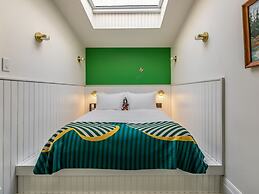 Drake Devonshire and Motor Inn