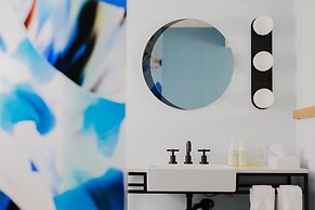 Drake Devonshire and Motor Inn