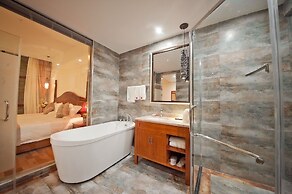 Guilin Crystal Crescent Moon Hotel