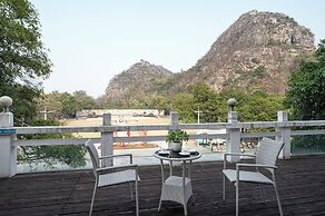 Guilin Crystal Crescent Moon Hotel