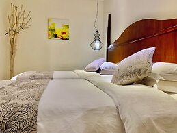 Guilin Crystal Crescent Moon Hotel