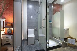 Guilin Crystal Crescent Moon Hotel