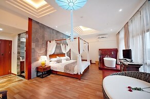 Guilin Crystal Crescent Moon Hotel