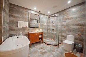 Guilin Crystal Crescent Moon Hotel