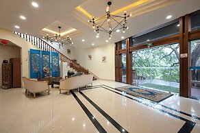 Guilin Crystal Crescent Moon Hotel