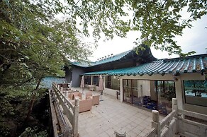 Guilin Crystal Crescent Moon Hotel