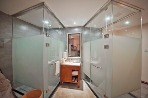 Guilin Crystal Crescent Moon Hotel