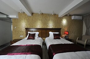 Guilin Crystal Crescent Moon Hotel