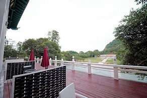 Guilin Crystal Crescent Moon Hotel