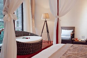 Guilin Crystal Crescent Moon Hotel