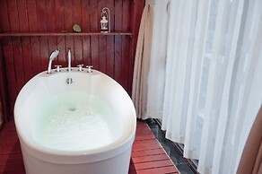 Guilin Crystal Crescent Moon Hotel