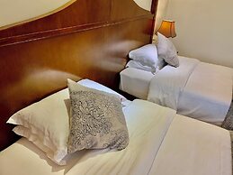 Guilin Crystal Crescent Moon Hotel