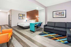 La Quinta Inn & Suites by Wyndham Oklahoma City Airport