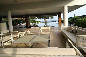 Baan Thew Talay Blue Sapphire 353