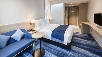 Holiday Inn Express Bangkok Soi Soonvijai by IHG