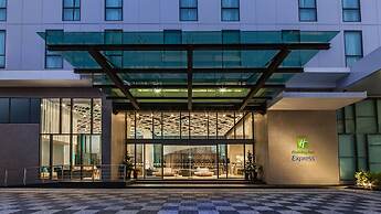 Holiday Inn Express Bangkok Soi Soonvijai by IHG