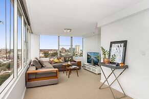 St Kilda Penthouse with Panaromic Bay and City View
