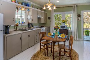 Maison D'Memoire Bed & Breakfast Cottages