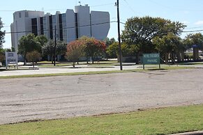 LoneStar Inn & Suites