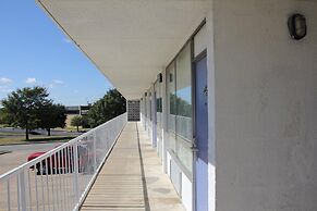 LoneStar Inn & Suites