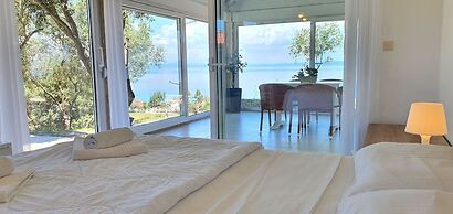 Bungalow White Apartments and Suites