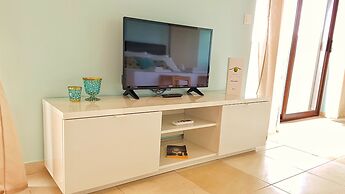 Bungalow White Apartments and Suites