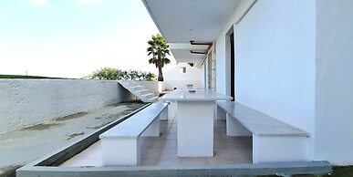 Bungalow White Apartments and Suites