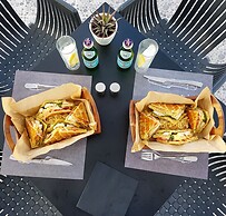 Bungalow White Apartments and Suites