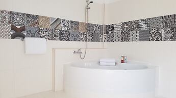 Bungalow White Apartments and Suites