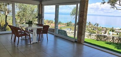 Bungalow White Apartments and Suites