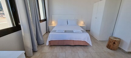 Bungalow White Apartments and Suites