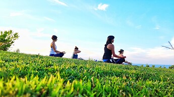 Bungalow White Apartments and Suites