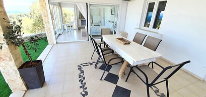 Bungalow White Apartments and Suites