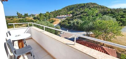 Bungalow White Apartments and Suites