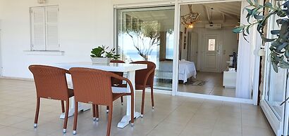 Bungalow White Apartments and Suites