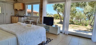 Bungalow White Apartments and Suites