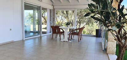 Bungalow White Apartments and Suites