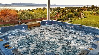 Bungalow White Apartments and Suites