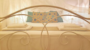 Bungalow White Apartments and Suites